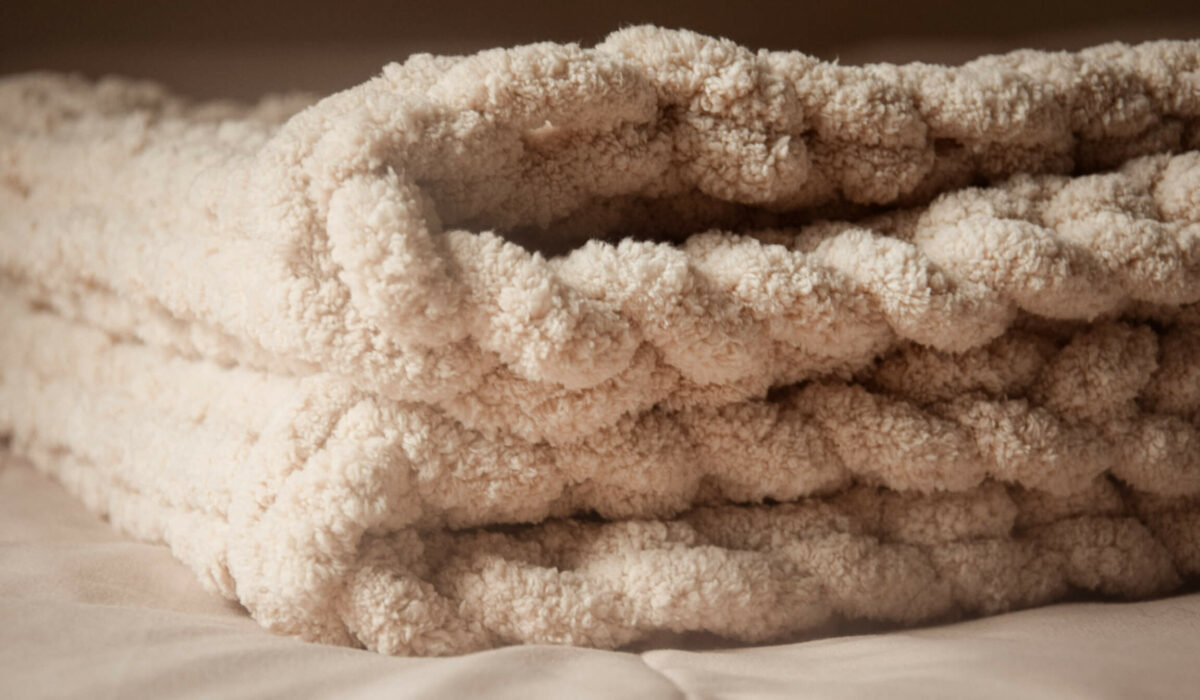 détails bord plaid beige neutre en laine chenille grosses mailles xxl cosy tout doux