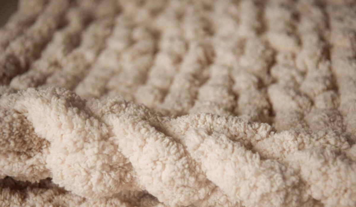 détails bord plaid beige en laine chenille xxl grosses mailles fait main tout doux