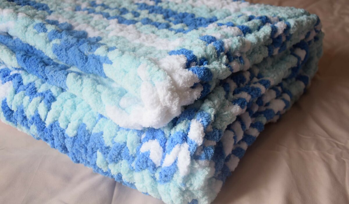 plaid fait main grosses mailles xxl en laine chenille teinte nuage bleu et blanc tout doux