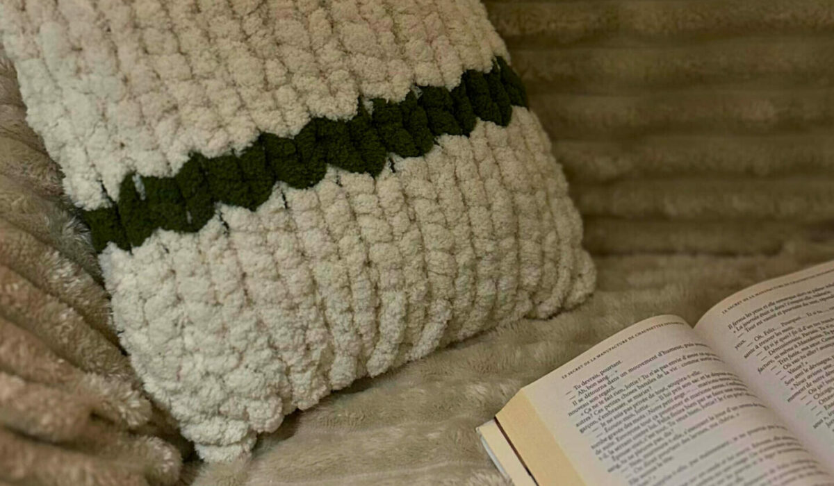 coussin fait main en grosses mailles laine chenille crème et vert olive