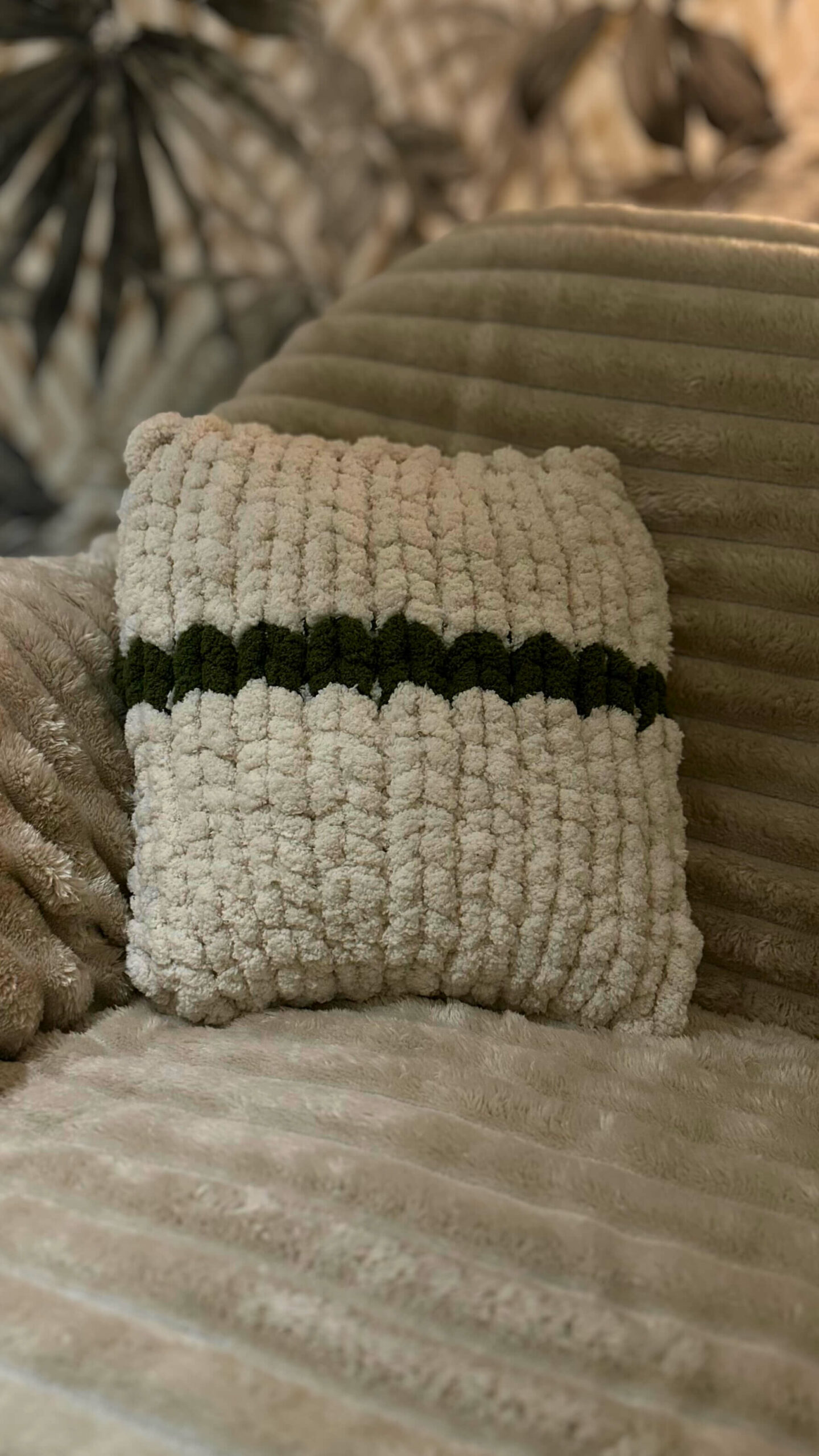 Coussin Blanc crème et Vert olive – Image 2