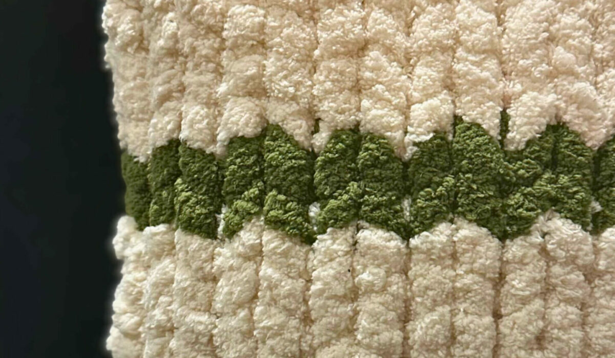 détails coussin en grosses mailles laine chenille ligne vert olive