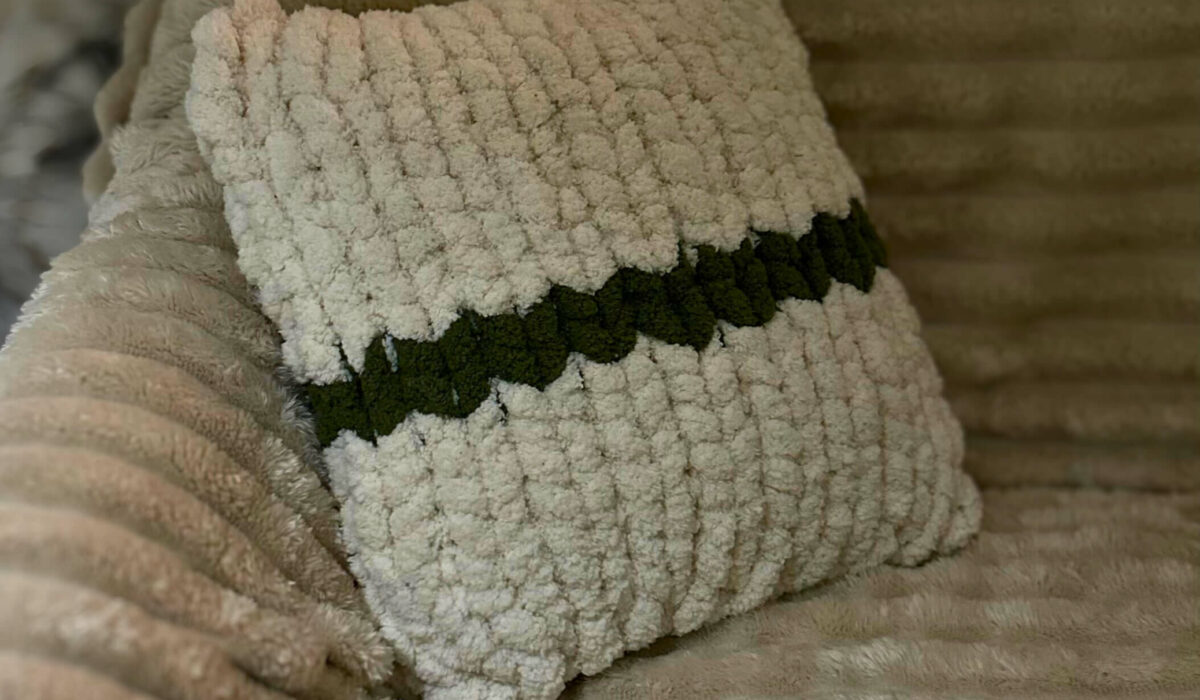 coussin en laine chenille grosses mailles couleurs crème et trait vert olive