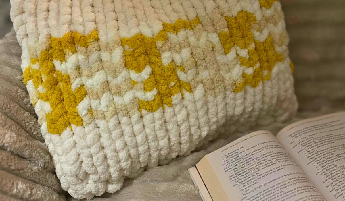 coussin en laine chenille xxl couleurs crème et jaune