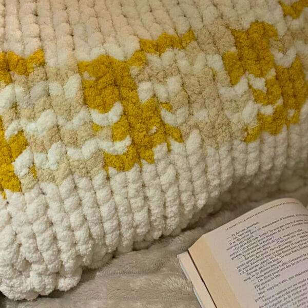 coussin en laine chenille xxl couleurs crème et jaune