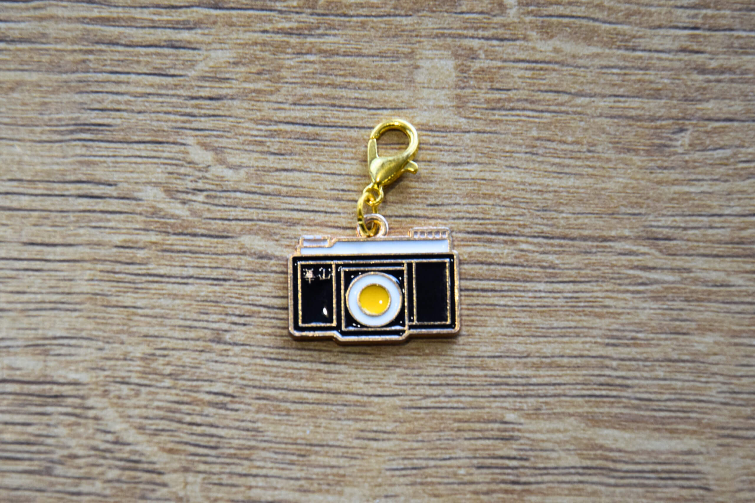 pampille breloque appareil photo rétro noir