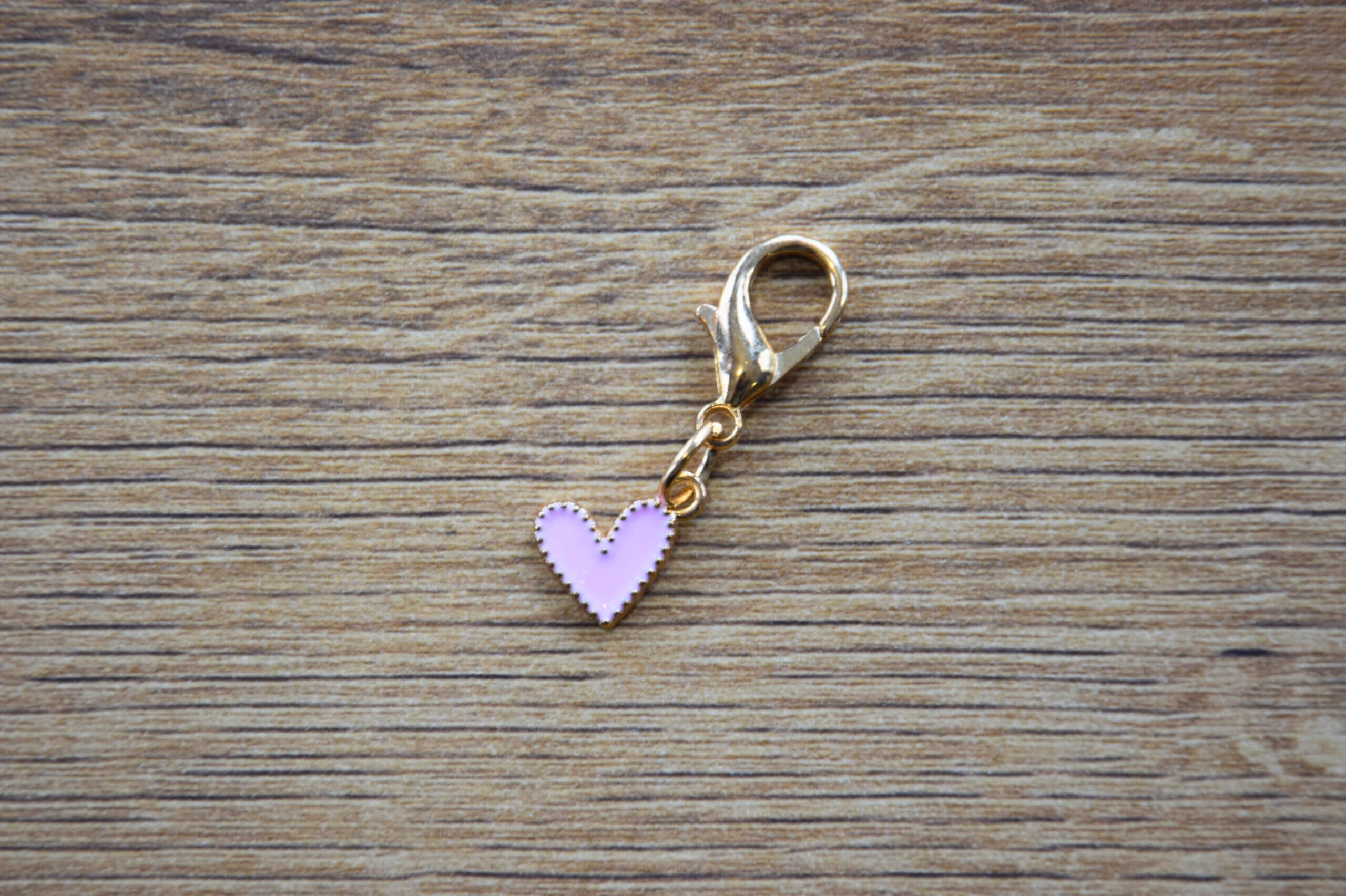 pampille breloque petit coeur couleur rose clair pour personnaliser les marque-pages