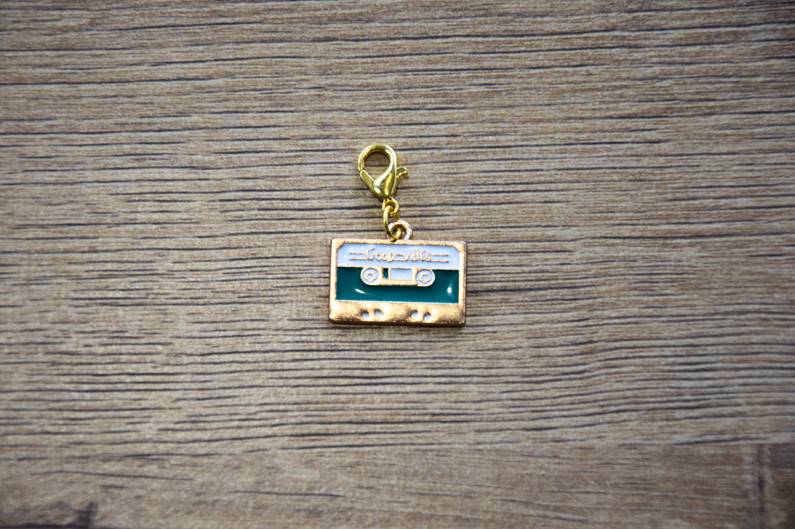 pampille breloque rétro cassette verte et doré