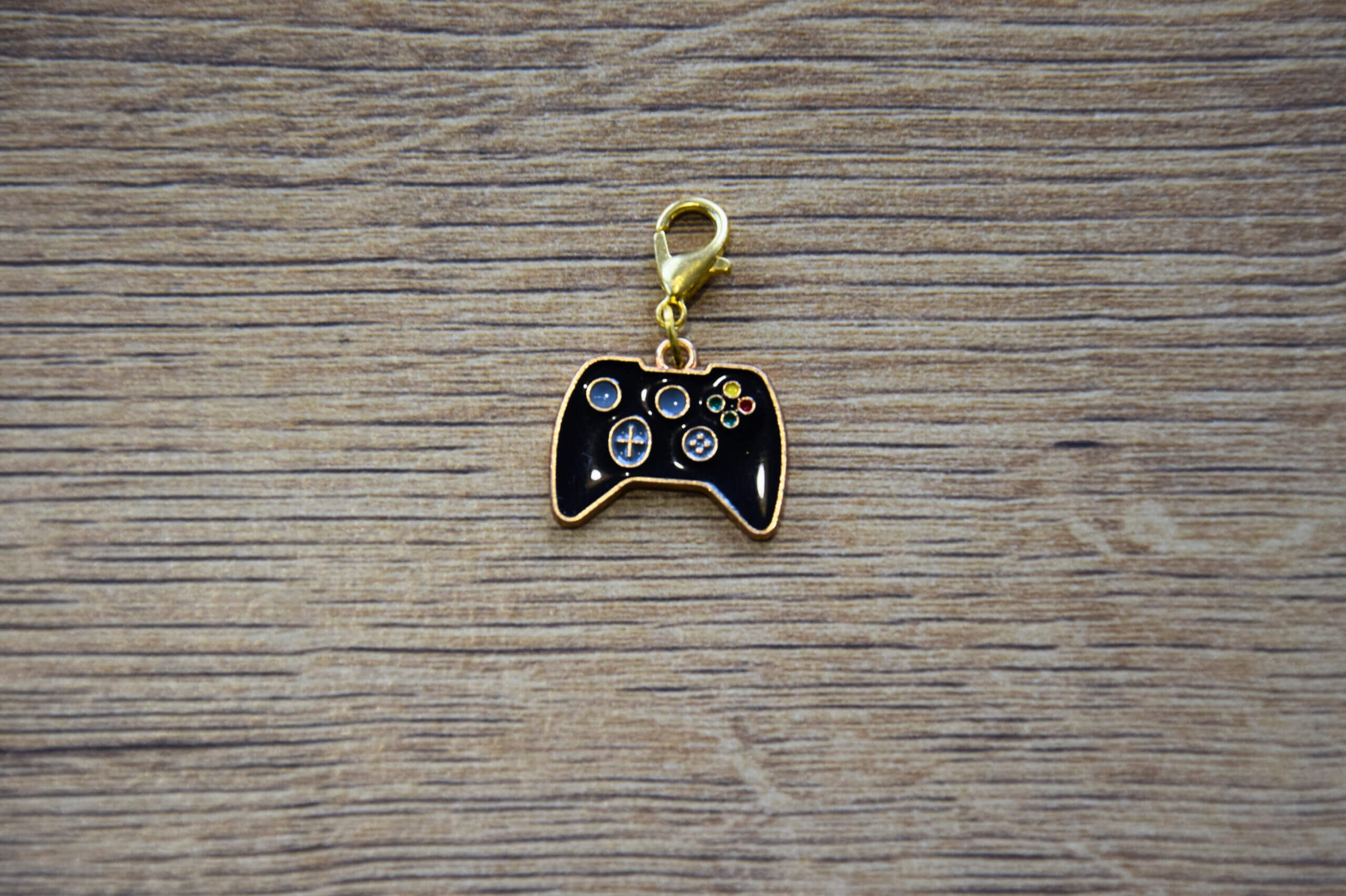 pampille breloque manette console de jeu rétro noir