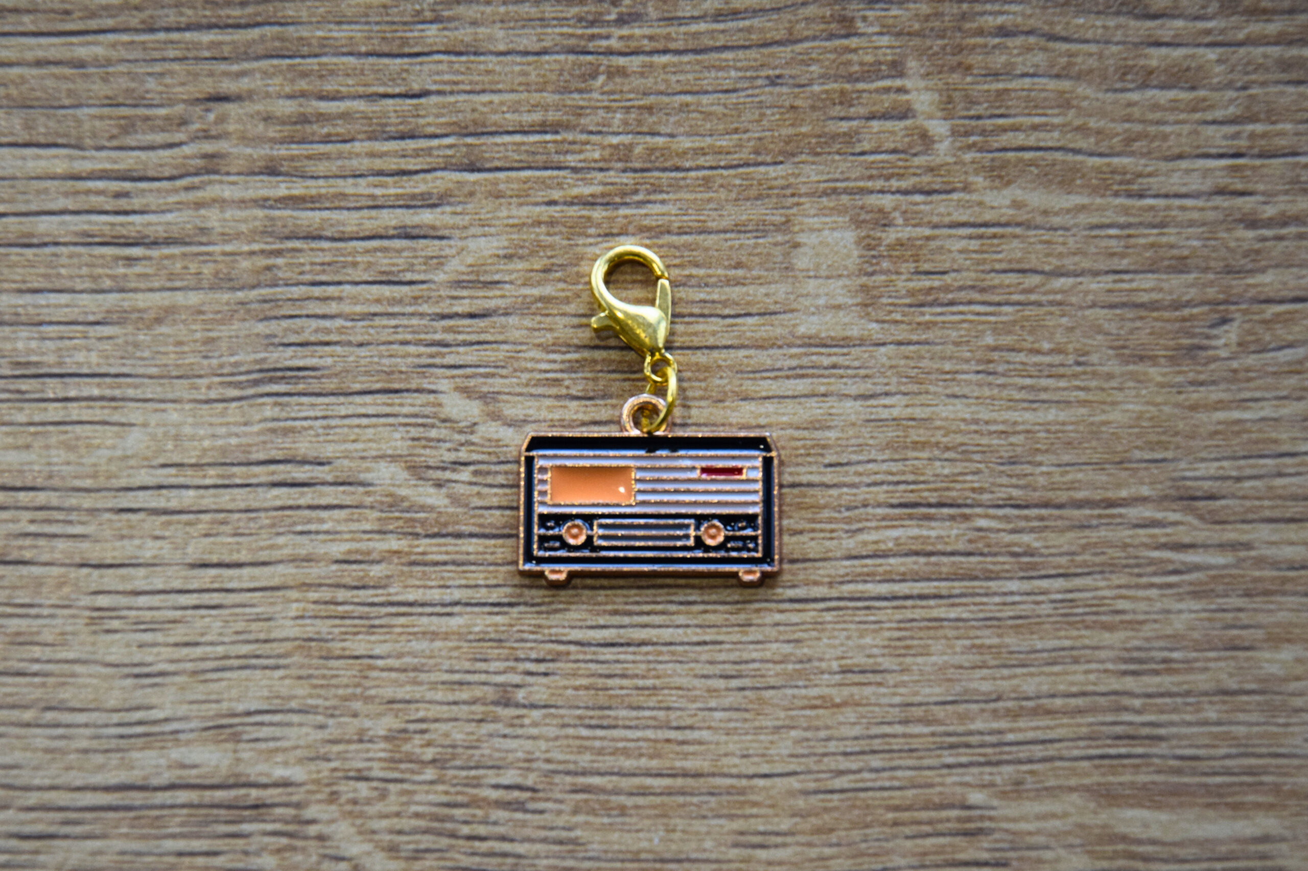 pampille breloque radio rétro noir violet foncé